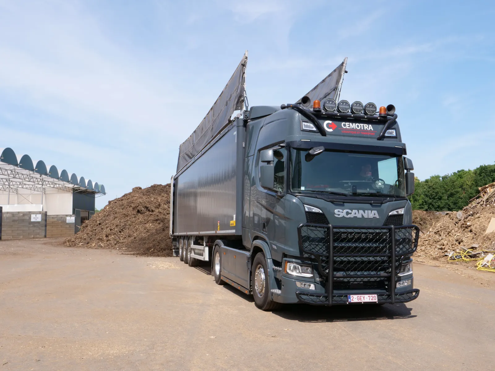 Camion-benne d'EXTRAM sur le site de transformation