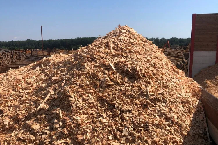 Tas de plaquettes de bois sur une aire de stockage